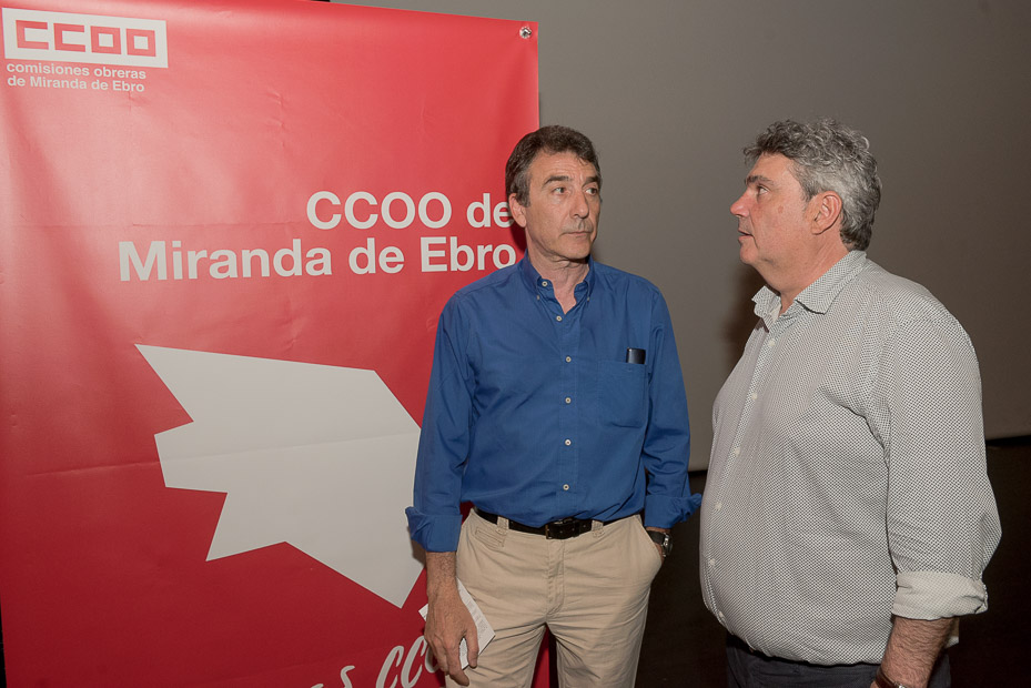 El secretario general de CCOO en Castilla y Len, ngel Hernndez, conversa con el secretario general de CCOO Miranda de Ebro, Francisco Gonzlez