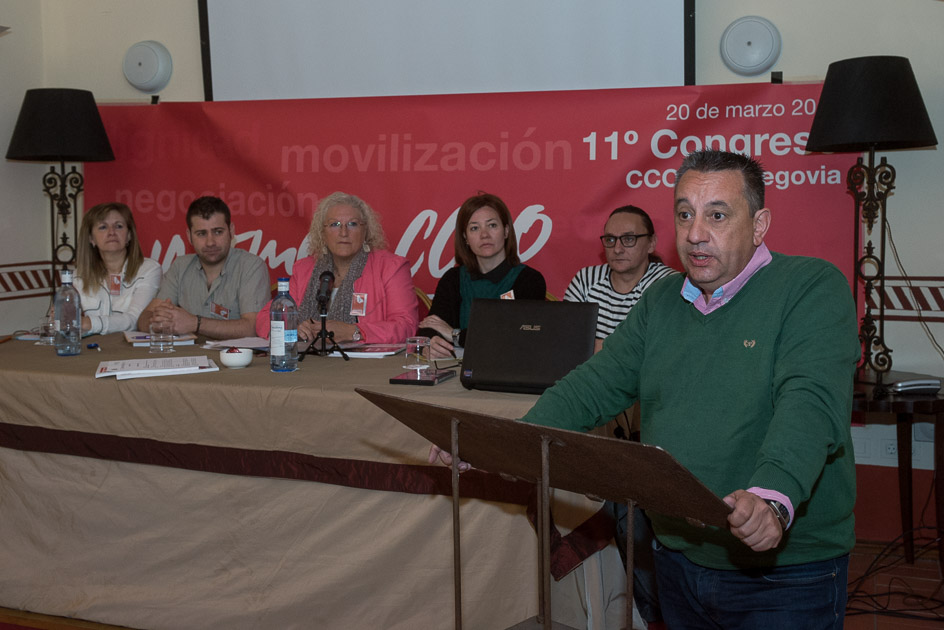 El secretario general de UGT Segovia, Manuel Sanz Prieto, se dirige al auditorio